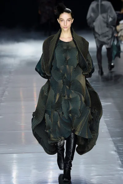 Look 25
